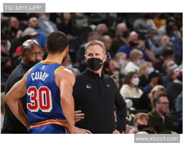 勇士与火箭直播间激战正酣球迷热情高涨期待精彩对决 勇士与火箭直播间激战正酣球迷热情高涨期待精彩对决