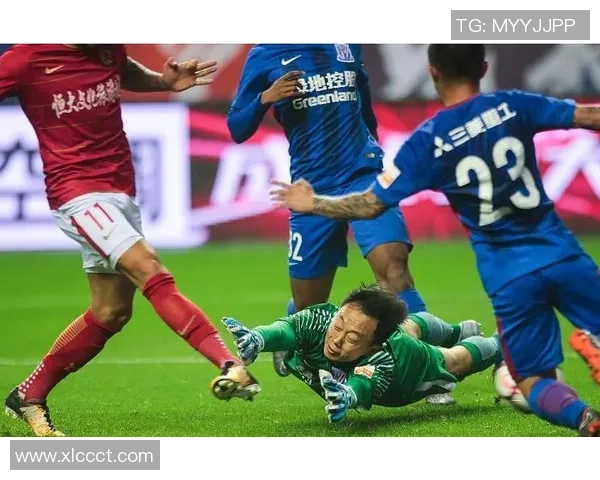 恒大与申花激战正酣比分悬念不断引发球迷热议